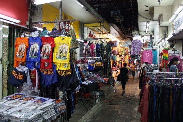 Unexploded BOMB found at Bangkok market