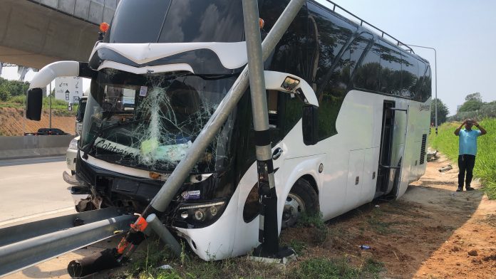 Chinese tour bus crashes in Pattaya, 7 Chinese tourists injured