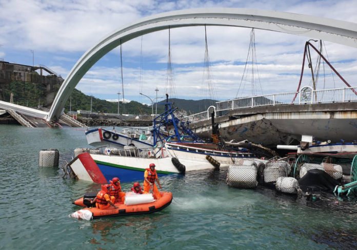 Huge arched bridge collapses into Taiwan bay