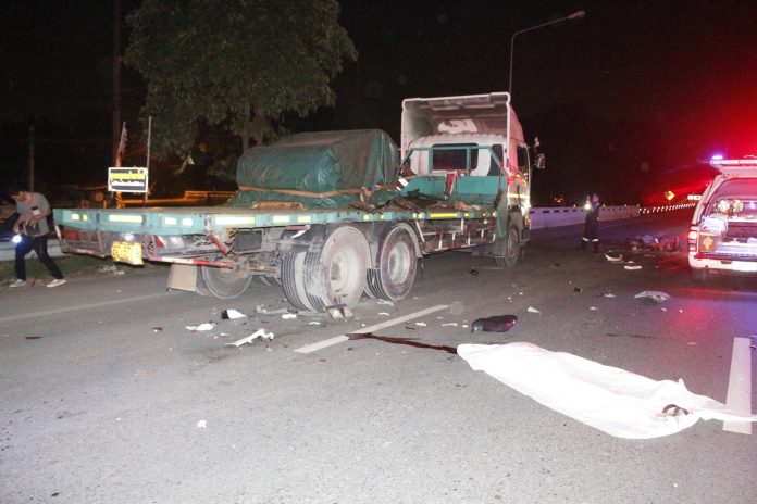 Motorbike driver decapitated after colliding with truck in Bang Lamung