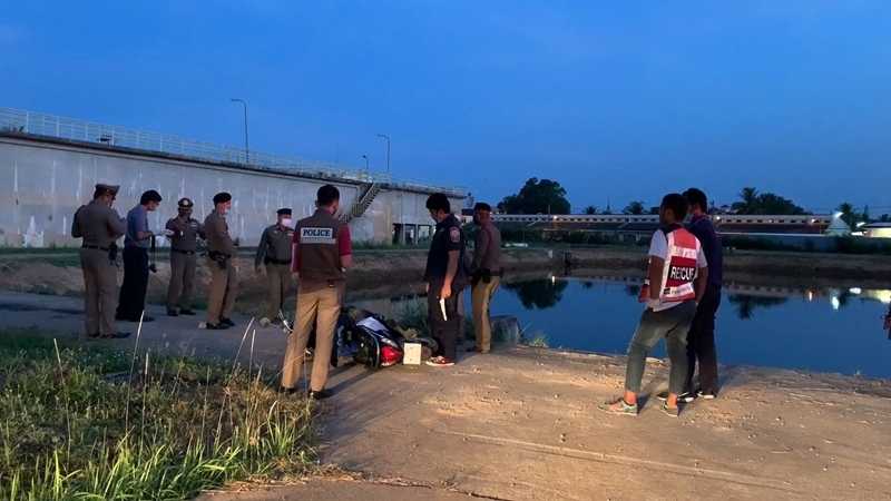 A biker, who tried to evade a police checkpoint in Songkhla province, drowned in a sludge treatment pool while trying to flee.