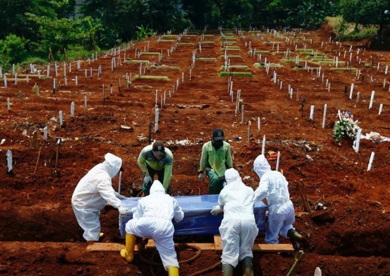 Indonesian gravediggers