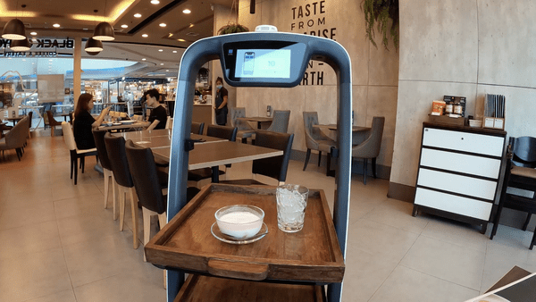 Cafe in Bangkok uses robot to serve customers - Pattaya One News