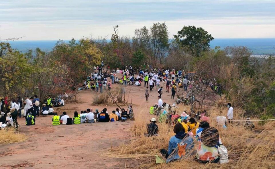 Hundreds of Thai tourists stuck on mountain