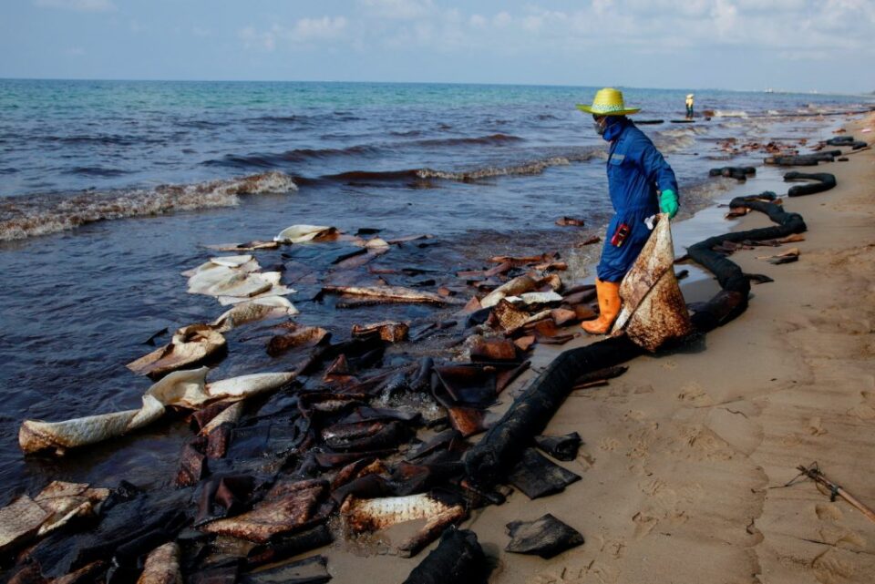 Rayong Province major oil spill clean-up continues
