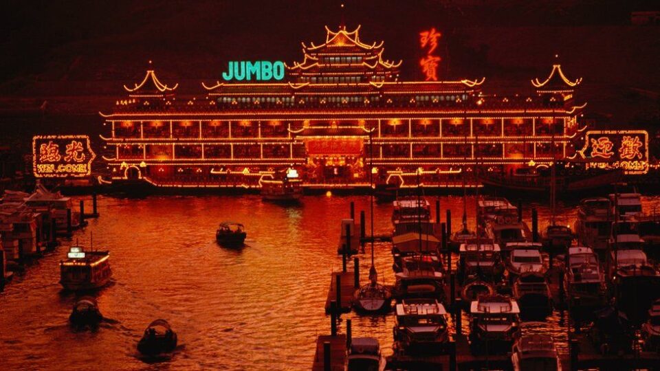 Iconic floating Jumbo restaurant sinks