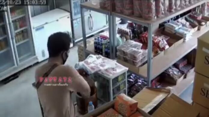 Thief steals 200,000 baht from local store