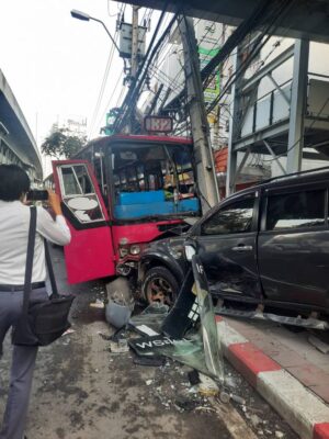 Four vehicle city crash, Five injured