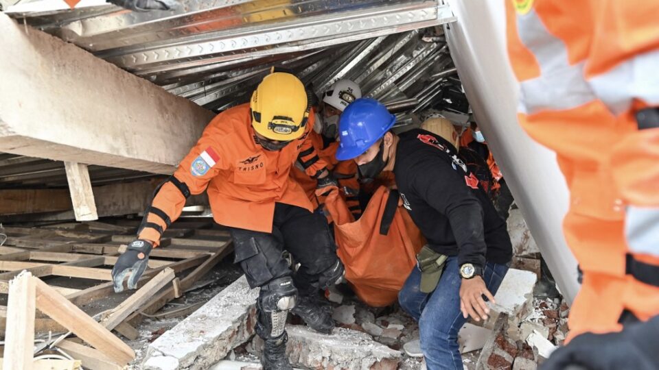 Indonesia quake toll jumps to 268, rescuers hunt for survivors