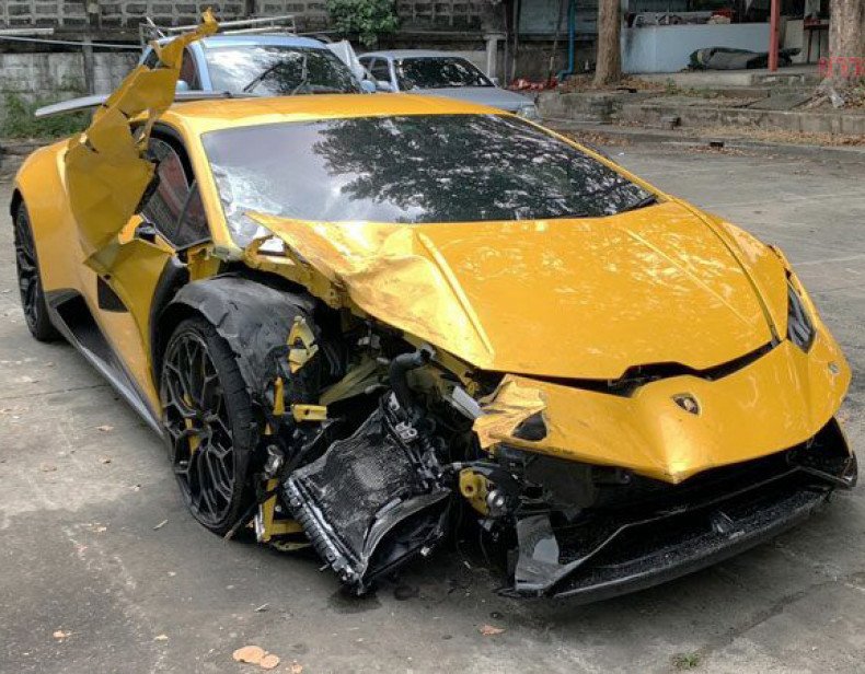 Lamborghini causes tollway pileup