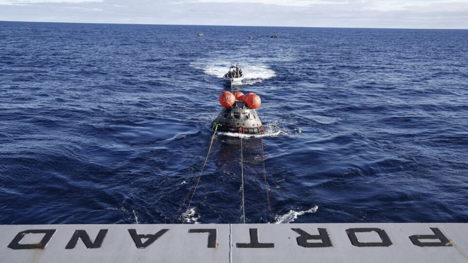 NASA capsule Orion splashes down