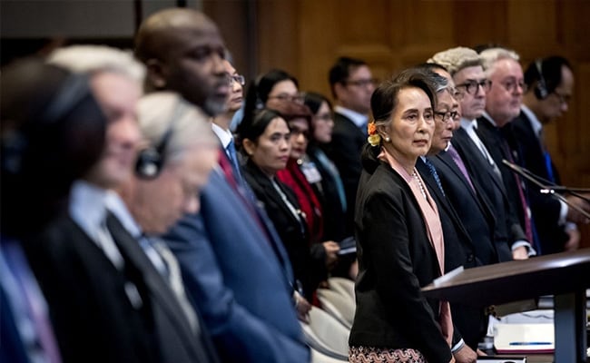 Aung Suu Kyi in court