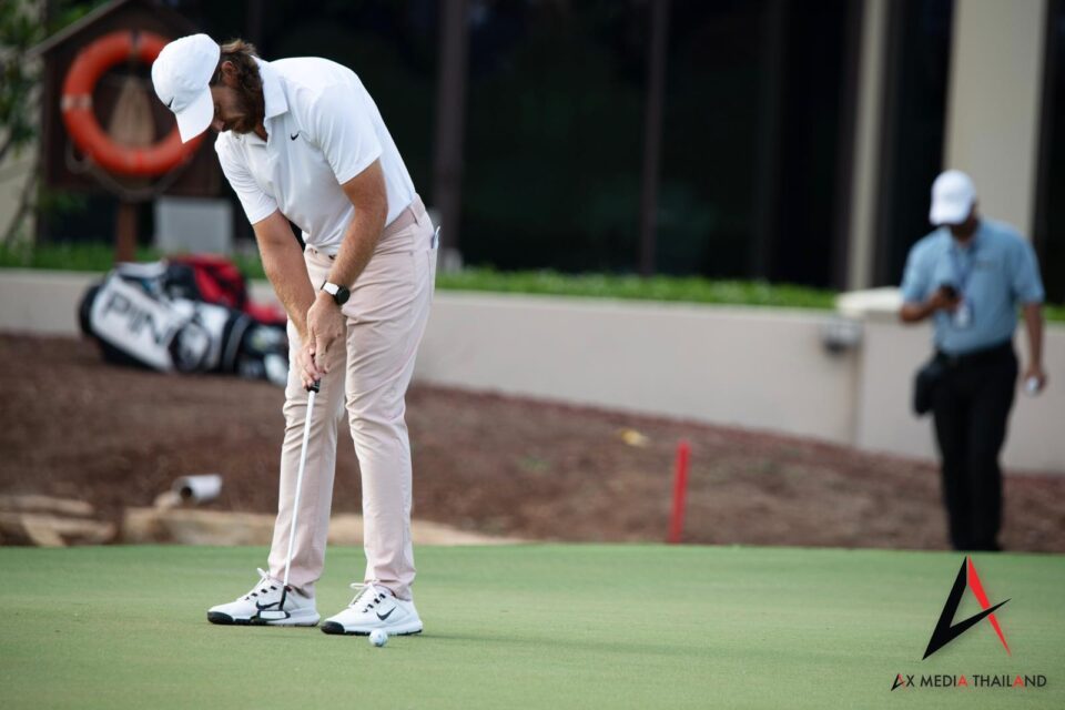 WALLACE LEADS AS FAIRWAY JESUS LURKS ONE BACK