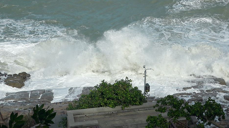 Tourist swept away by giant Wave